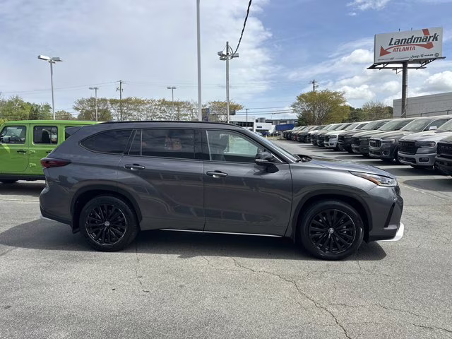 2024 Magnetic Gray Metallic Toyota Highlander Others FWD SUV