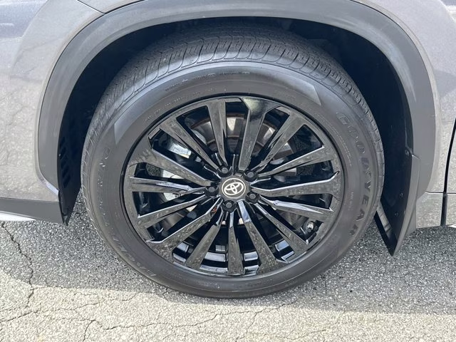 2024 Magnetic Gray Metallic Toyota Highlander Others FWD SUV