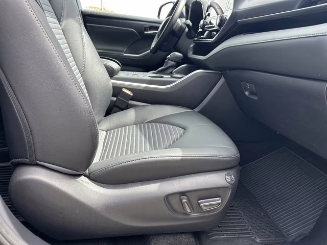 2024 Magnetic Gray Metallic Toyota Highlander Others FWD SUV