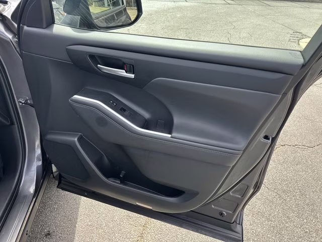 2024 Magnetic Gray Metallic Toyota Highlander Others FWD SUV