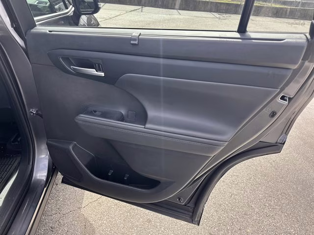 2024 Magnetic Gray Metallic Toyota Highlander Others FWD SUV