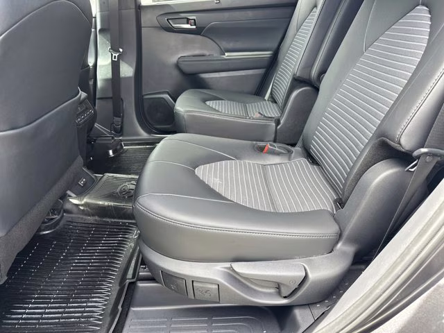 2024 Magnetic Gray Metallic Toyota Highlander Others FWD SUV