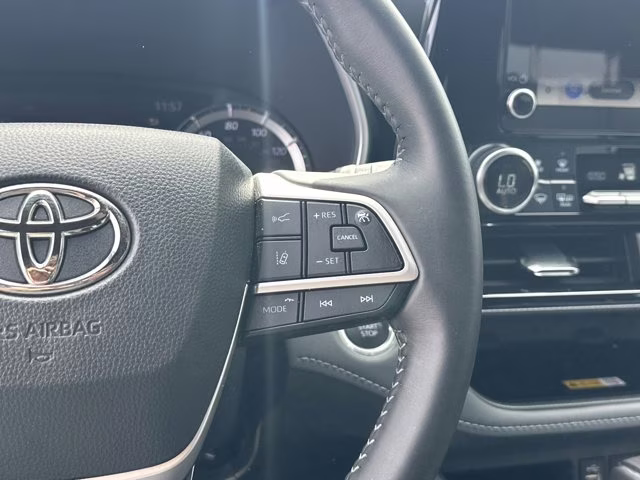 2024 Magnetic Gray Metallic Toyota Highlander Others FWD SUV