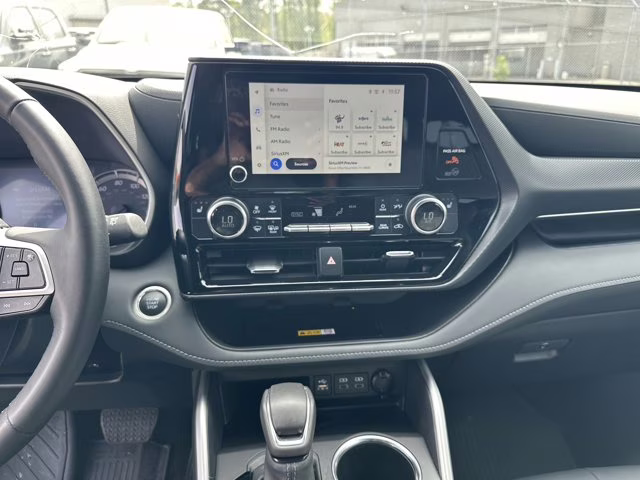 2024 Magnetic Gray Metallic Toyota Highlander Others FWD SUV