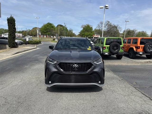 2024 Magnetic Gray Metallic Toyota Highlander Others FWD SUV