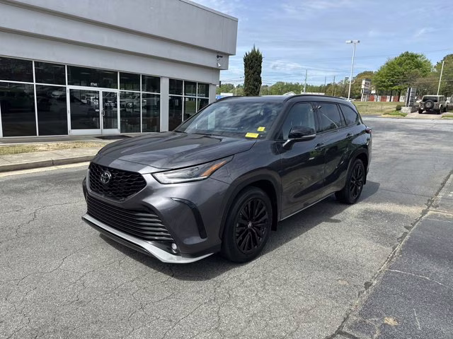 2024 Magnetic Gray Metallic Toyota Highlander Others FWD SUV