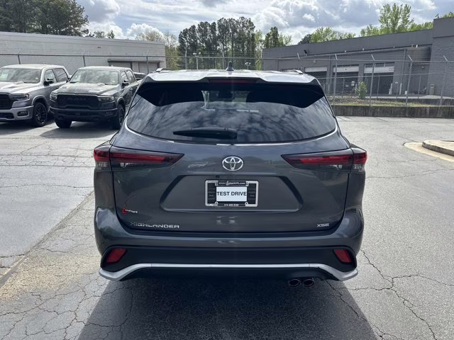 2024 Magnetic Gray Metallic Toyota Highlander Others FWD SUV
