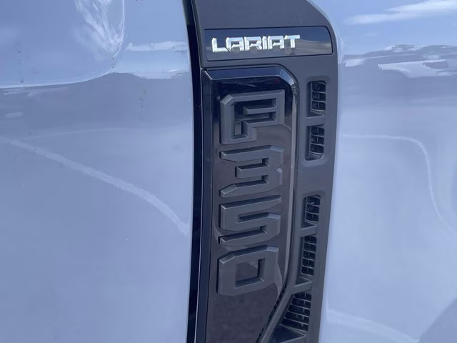 2026 Glacier Gray Metallic Tri-Coat Ford Super Duty F-350 SRW LARIAT 4X4 Truck
