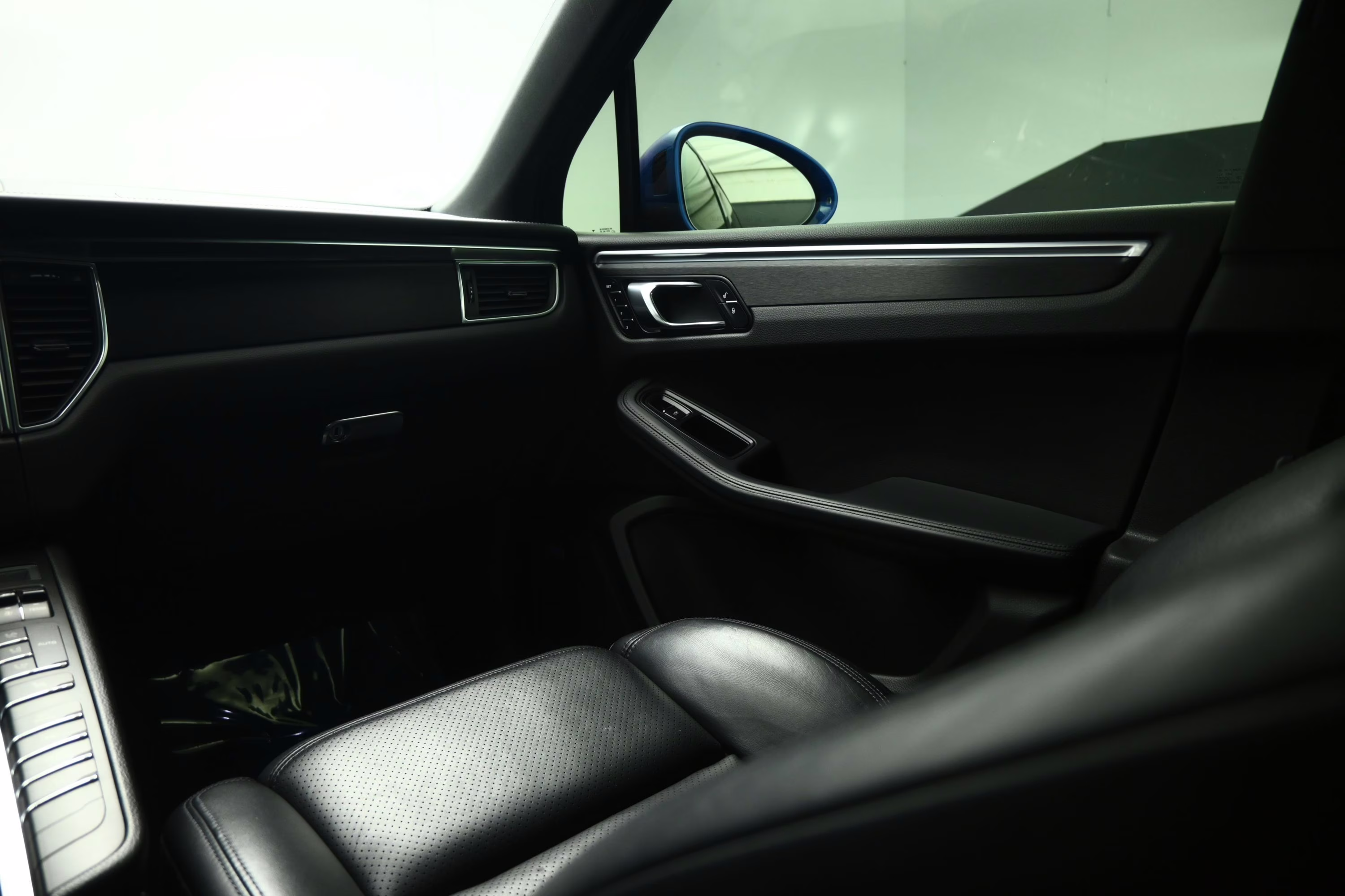 2018 Sapphire Blue Metallic Porsche Macan GTS AWD SUV