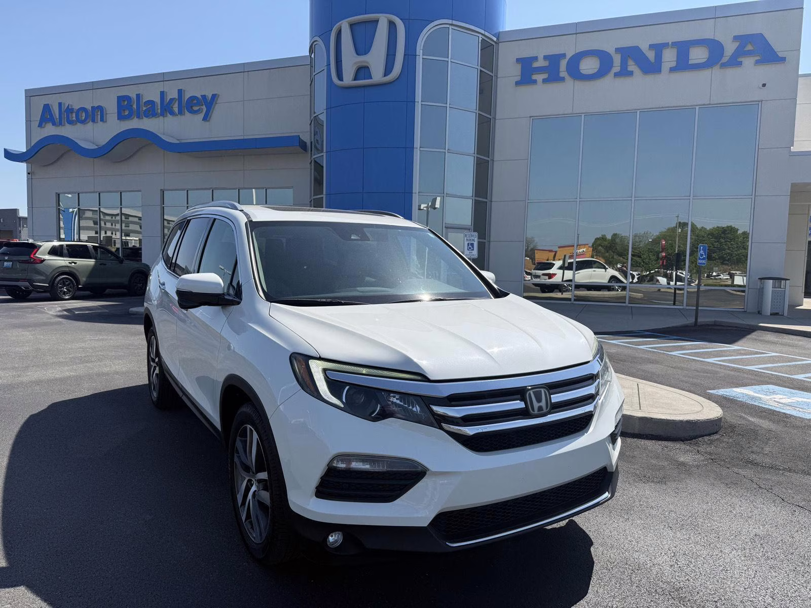 2018 White Diamond Pearl Honda Pilot Touring AWD SUV