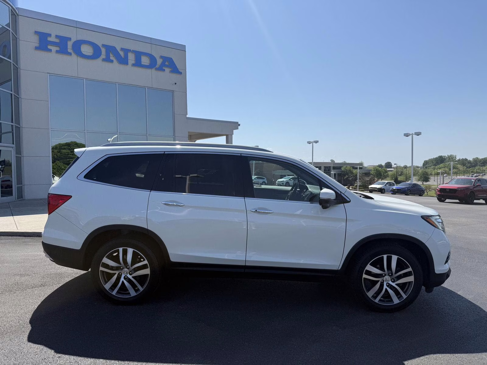 2018 White Diamond Pearl Honda Pilot Touring AWD SUV