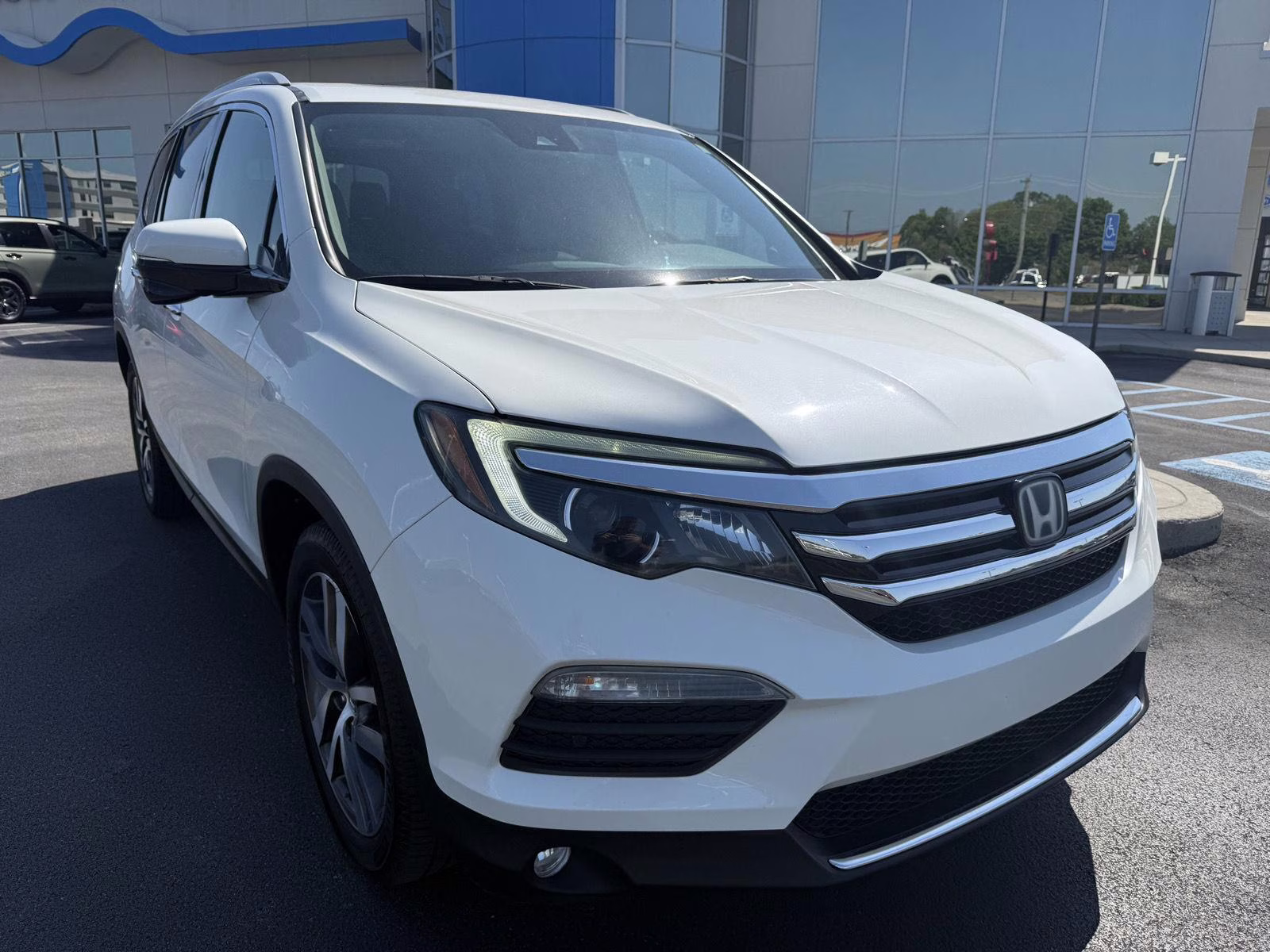 2018 White Diamond Pearl Honda Pilot Touring AWD SUV