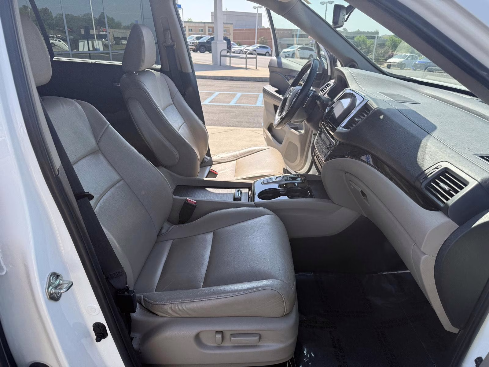 2018 White Diamond Pearl Honda Pilot Touring AWD SUV