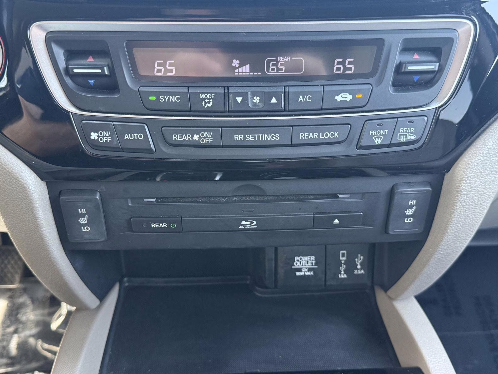 2018 White Diamond Pearl Honda Pilot Touring AWD SUV