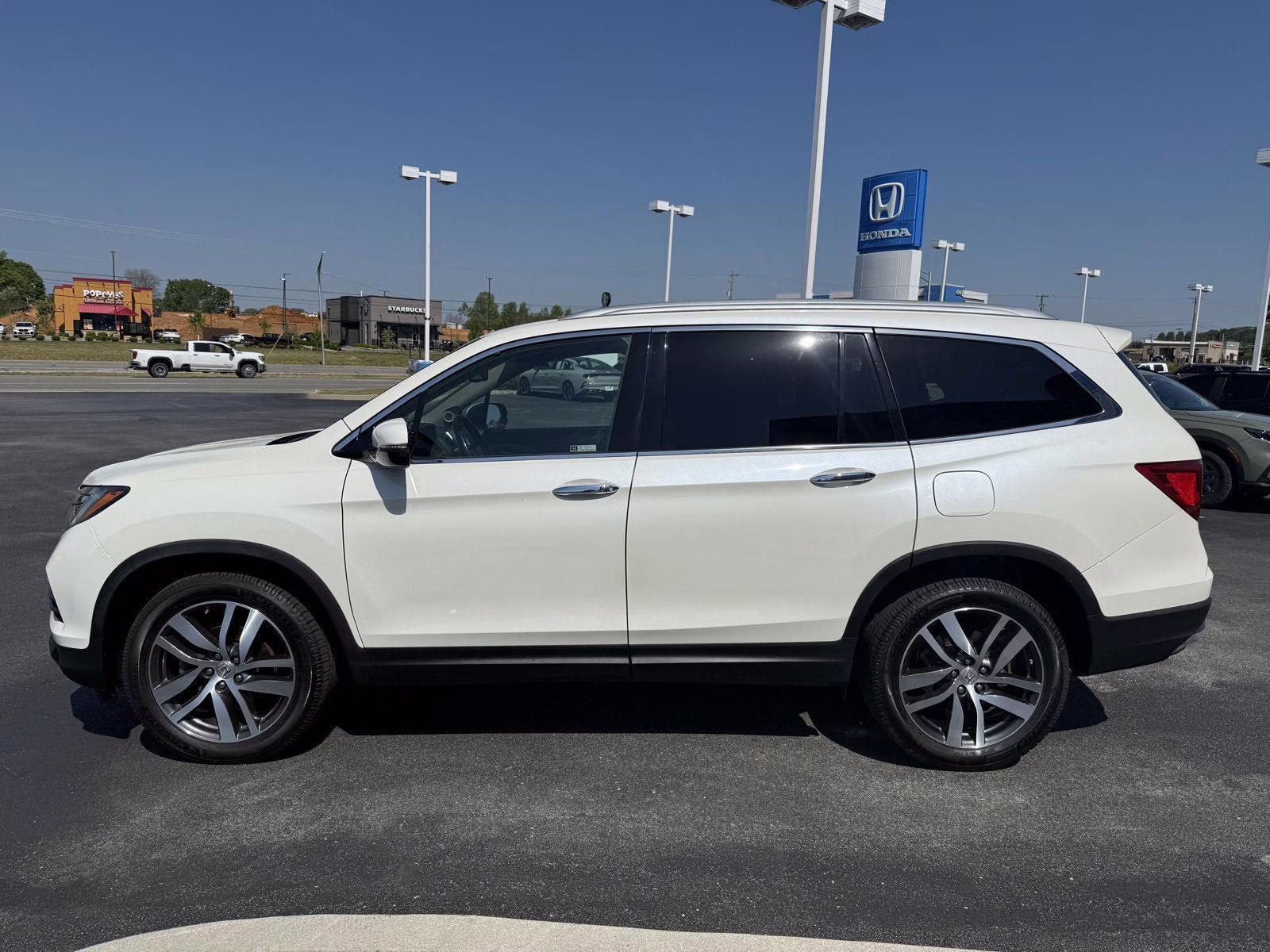 2018 White Diamond Pearl Honda Pilot Touring AWD SUV
