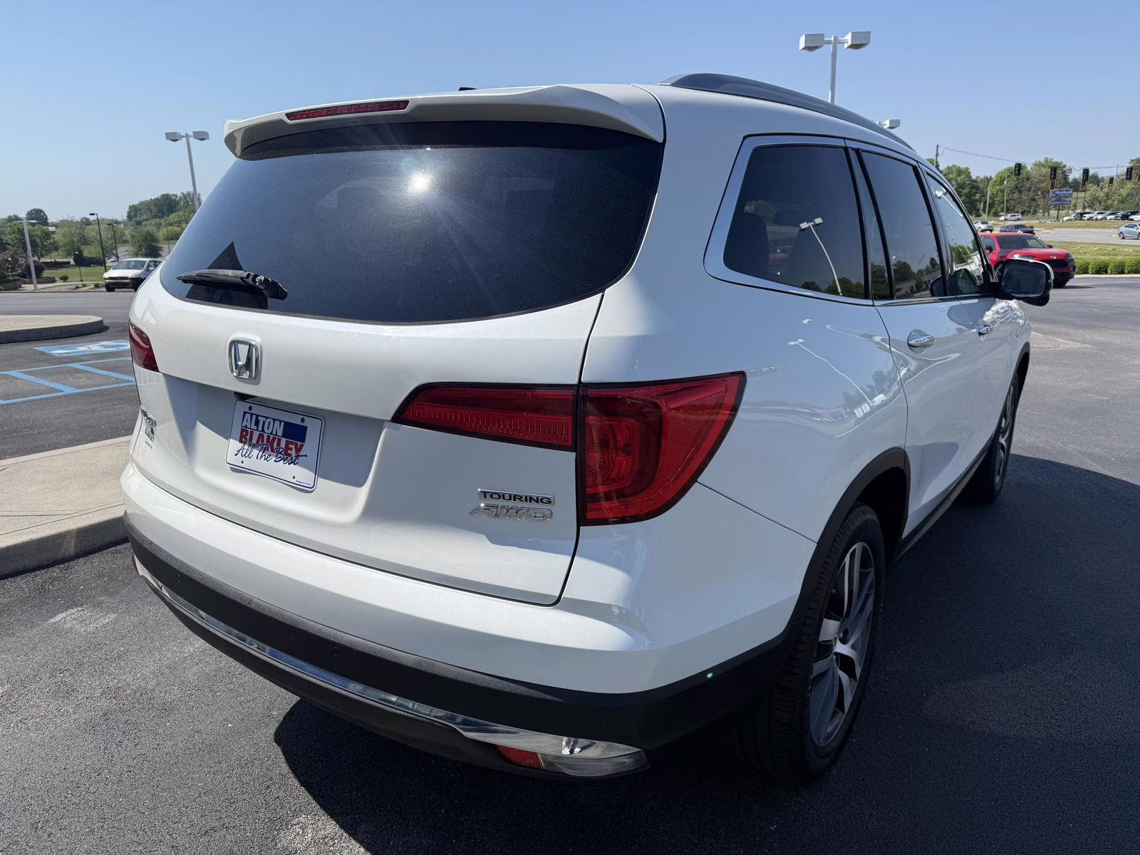 2018 White Diamond Pearl Honda Pilot Touring AWD SUV