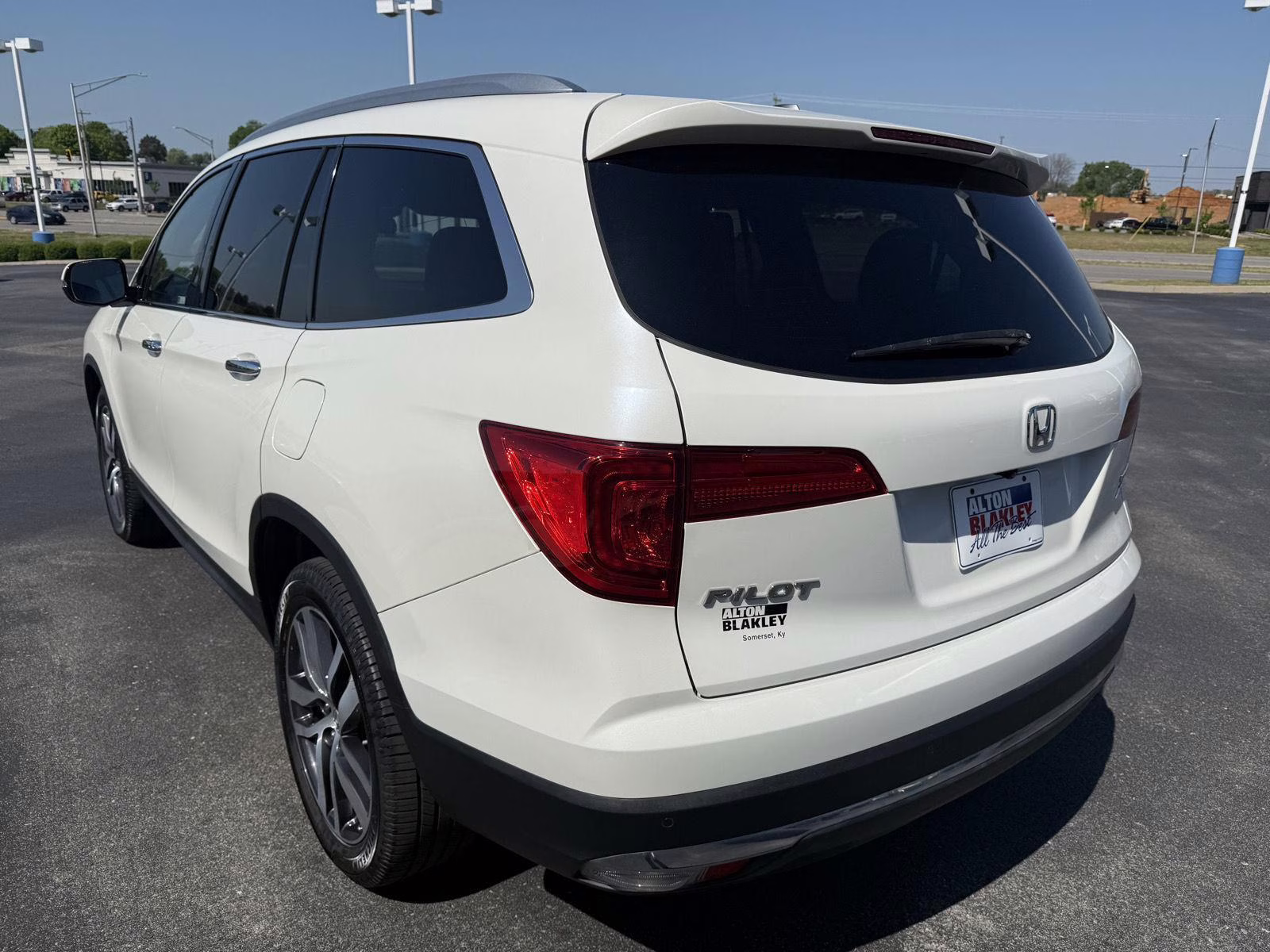 2018 White Diamond Pearl Honda Pilot Touring AWD SUV