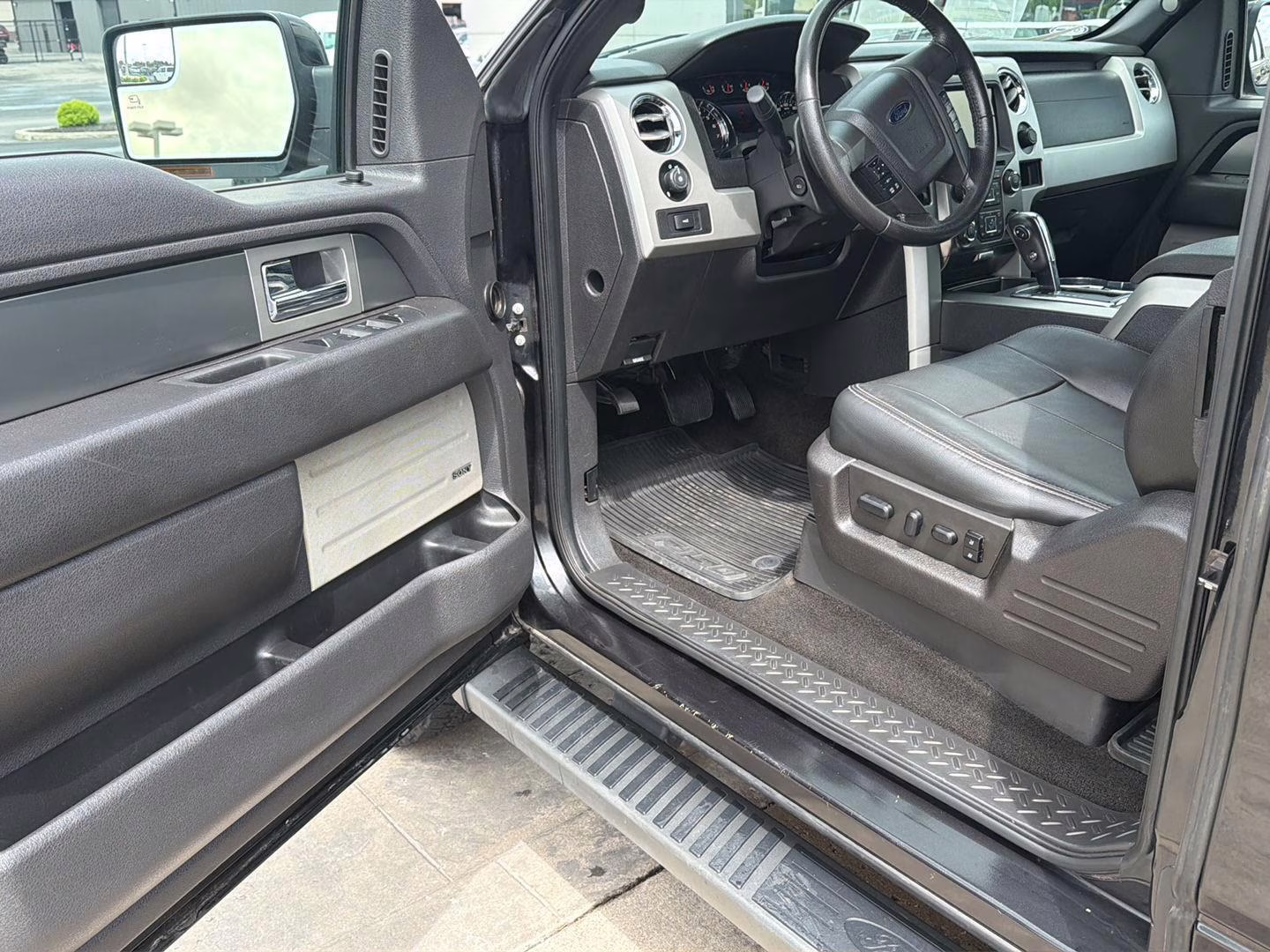 2014 Tuxedo Black Metallic Ford F-150 4WD SUPERCAB 145  XLT 4X4