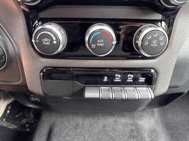 2026 Diamond Black Crystal Pearlcoat Ram 1500 Express 4X4 Truck