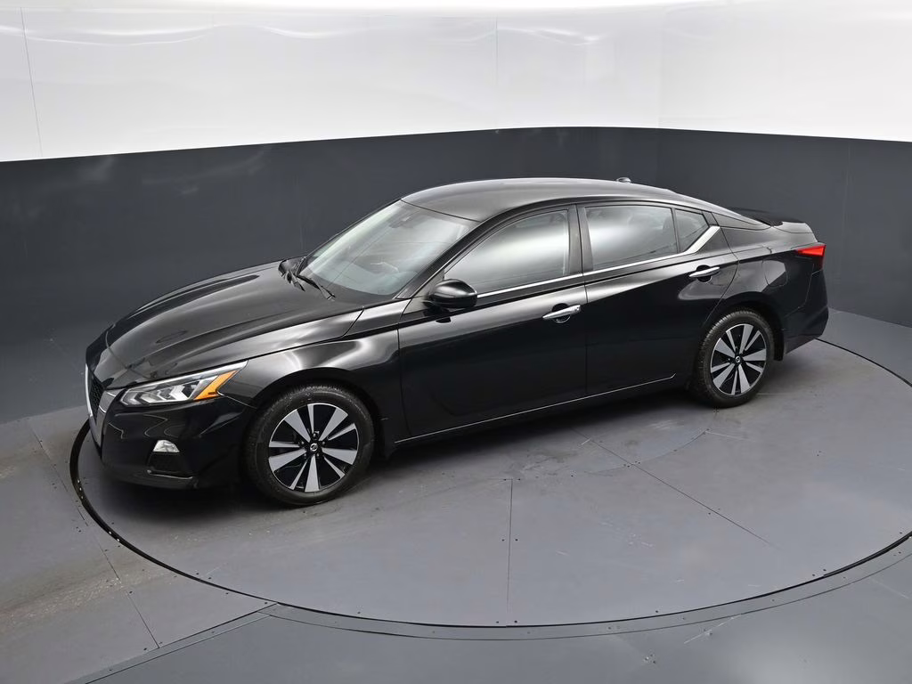 2022 Super Black Nissan Altima 2.5 SV FWD Sedan