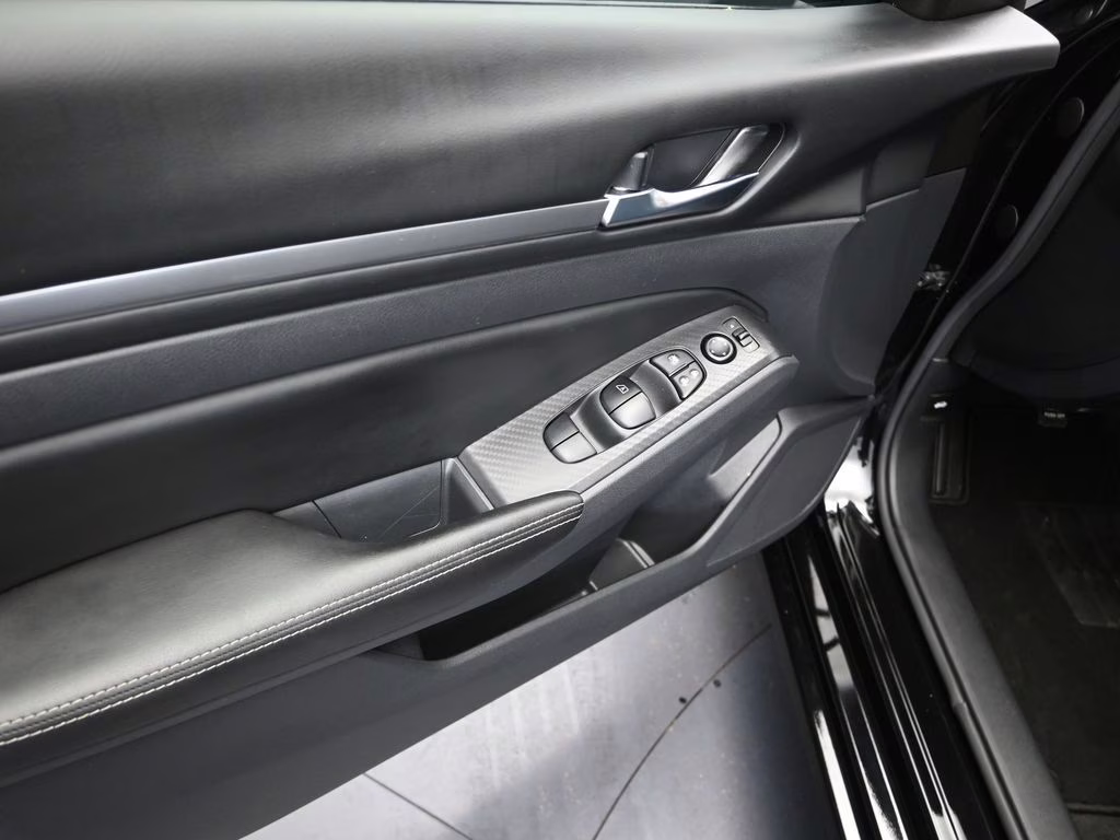 2022 Super Black Nissan Altima 2.5 SV FWD Sedan