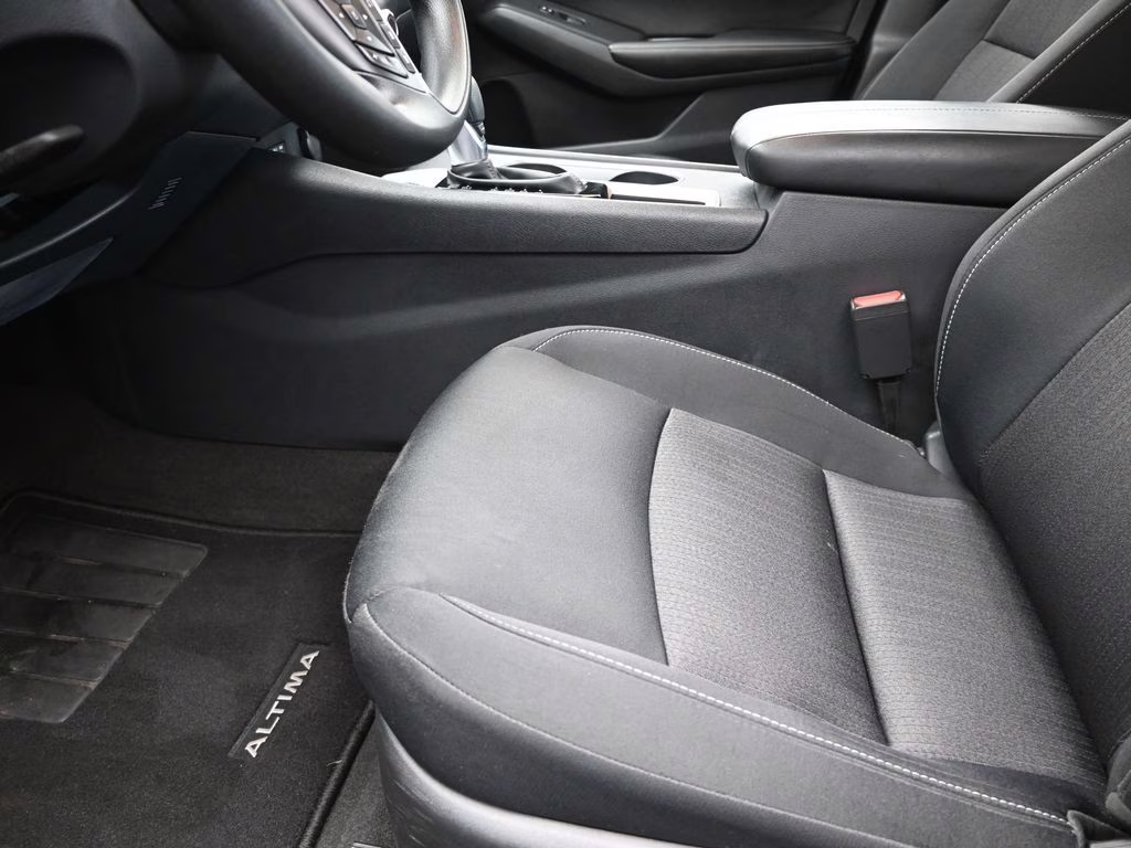 2022 Super Black Nissan Altima 2.5 SV FWD Sedan