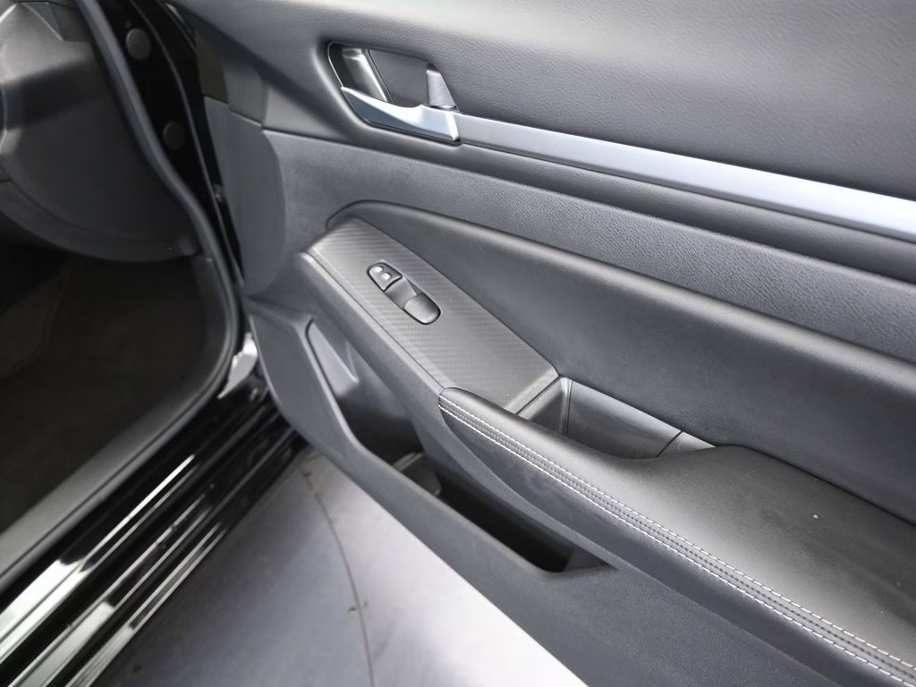 2022 Super Black Nissan Altima 2.5 SV FWD Sedan