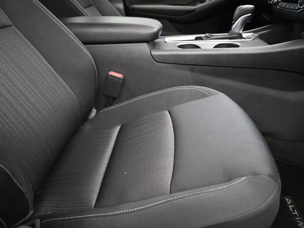 2022 Super Black Nissan Altima 2.5 SV FWD Sedan