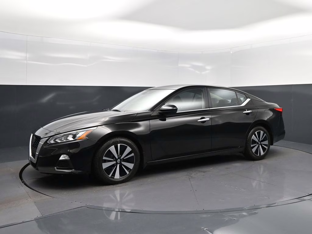 2022 Super Black Nissan Altima 2.5 SV FWD Sedan