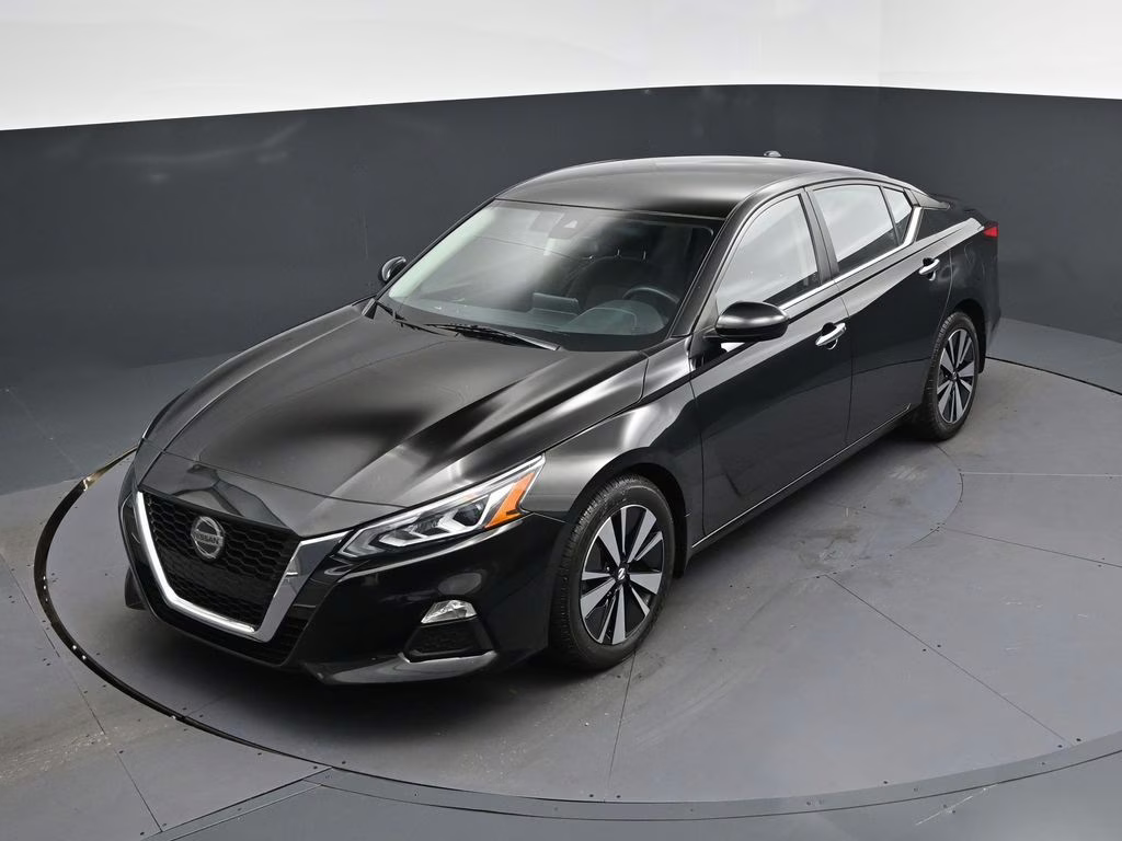 2022 Super Black Nissan Altima 2.5 SV FWD Sedan