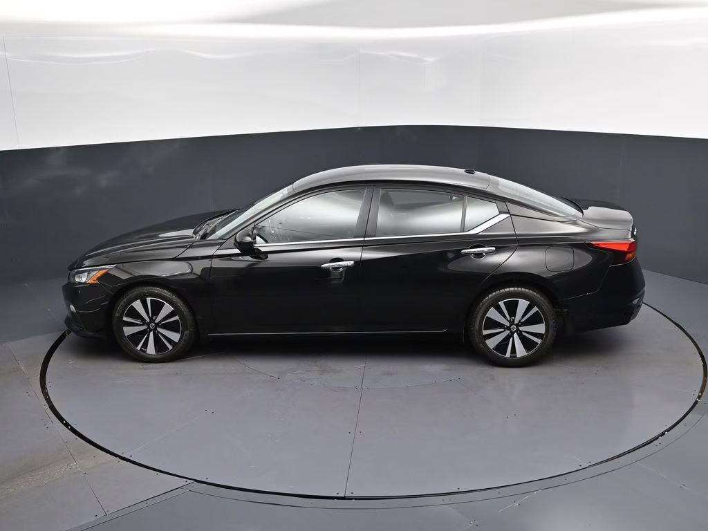 2022 Super Black Nissan Altima 2.5 SV FWD Sedan