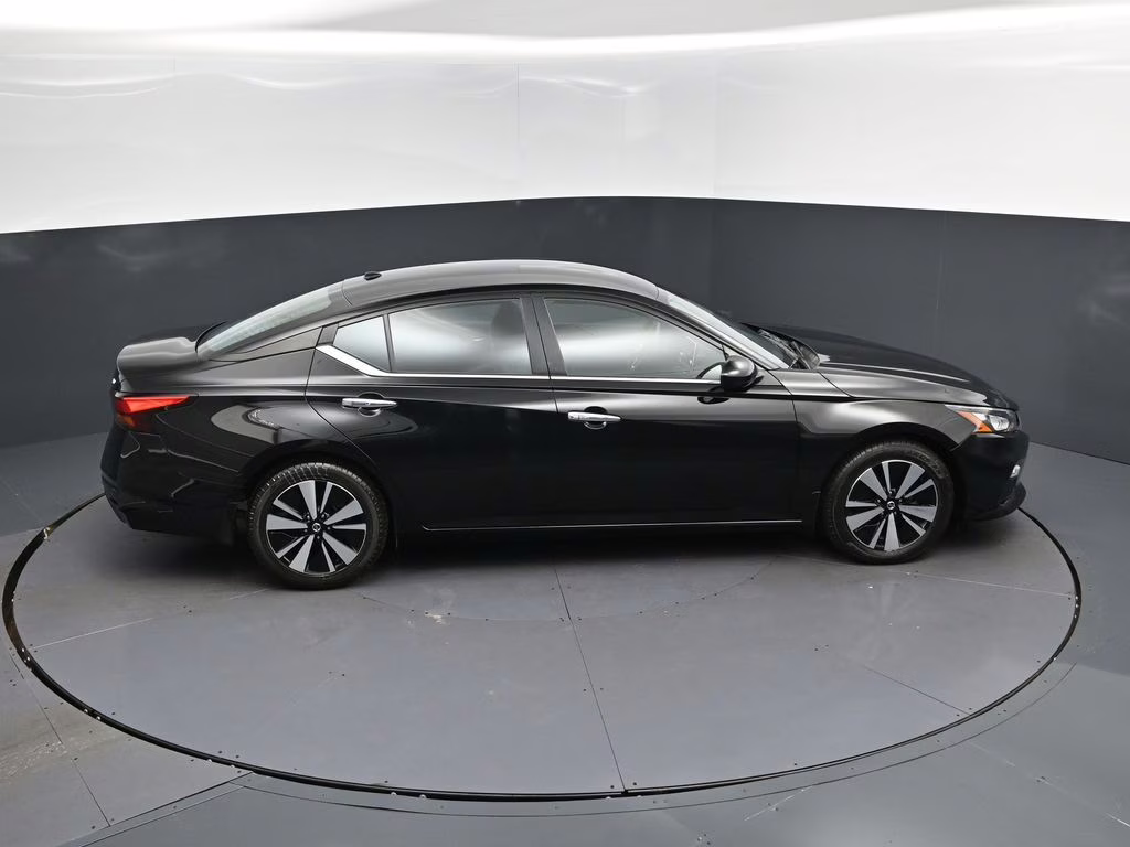 2022 Super Black Nissan Altima 2.5 SV FWD Sedan