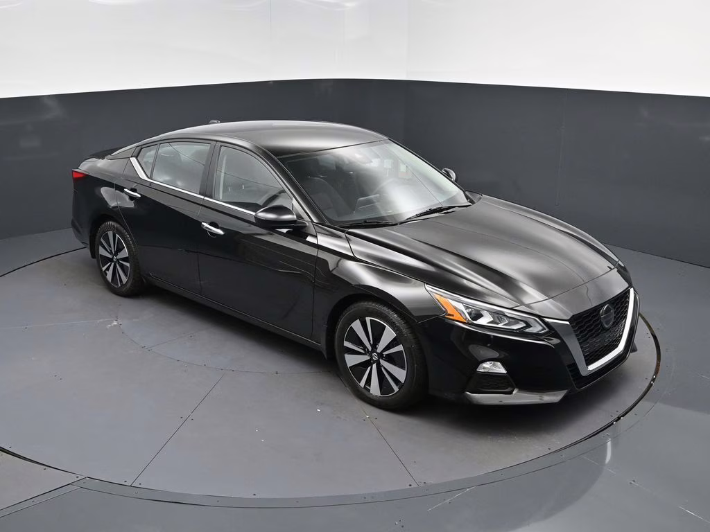 2022 Super Black Nissan Altima 2.5 SV FWD Sedan