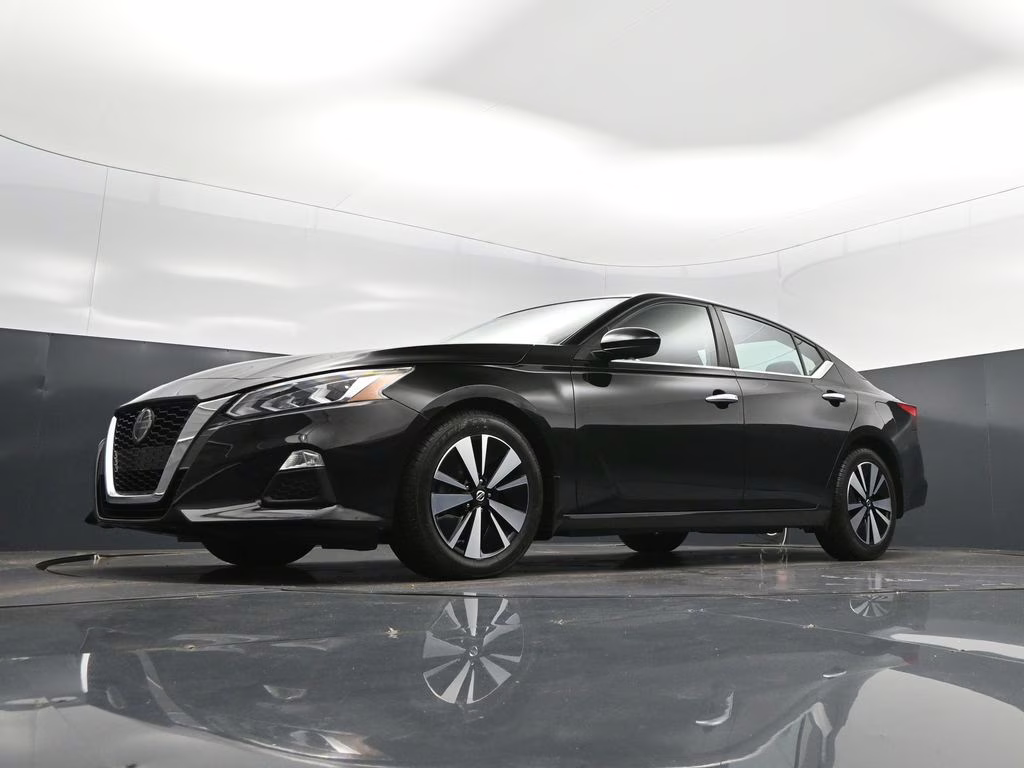 2022 Super Black Nissan Altima 2.5 SV FWD Sedan