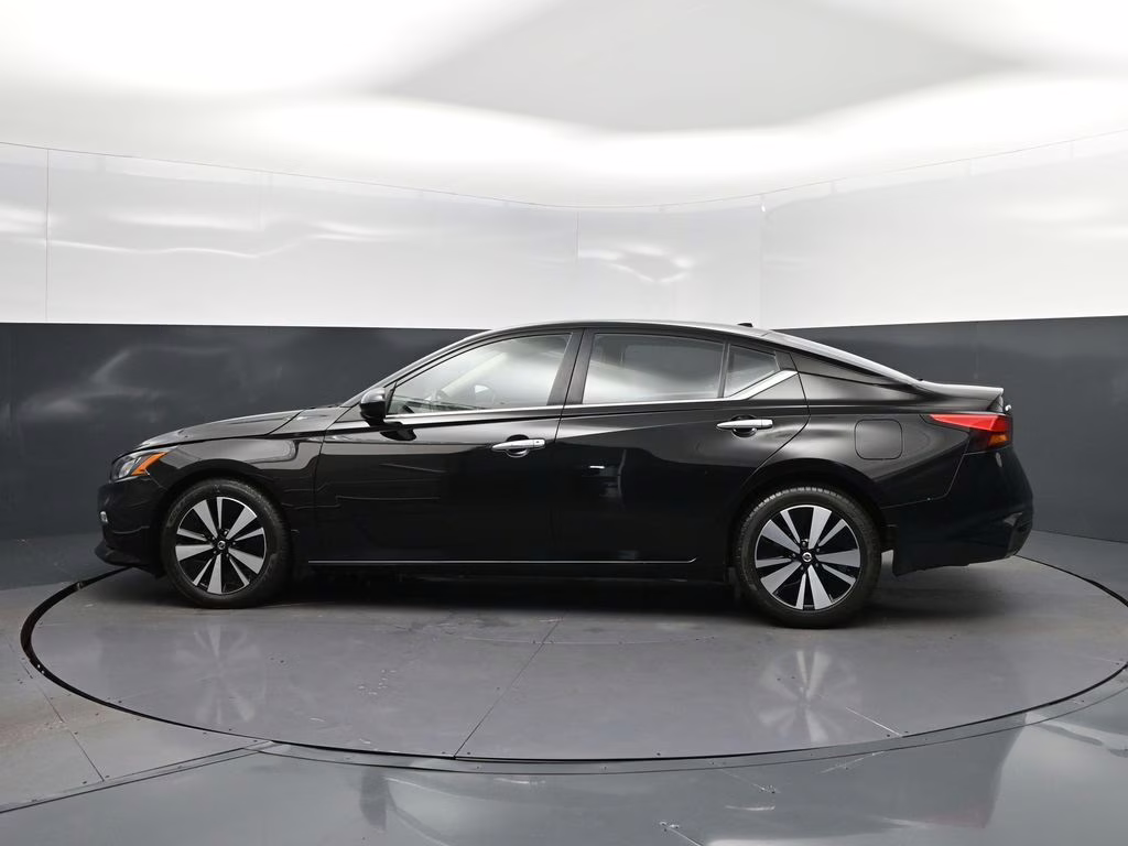 2022 Super Black Nissan Altima 2.5 SV FWD Sedan