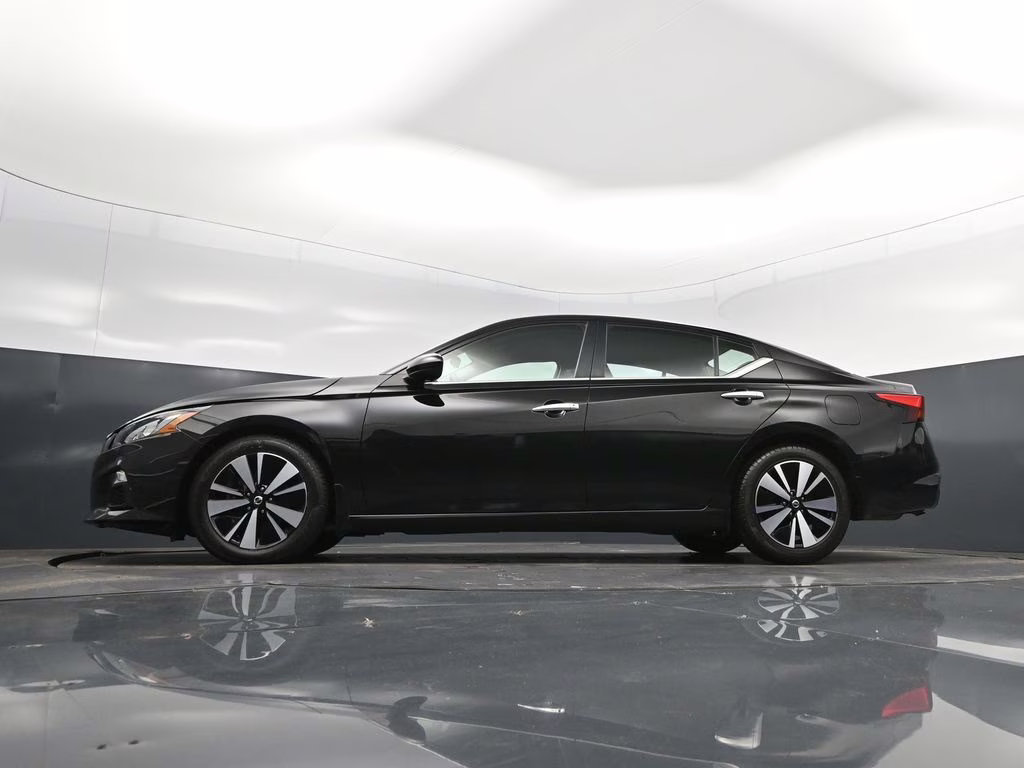 2022 Super Black Nissan Altima 2.5 SV FWD Sedan