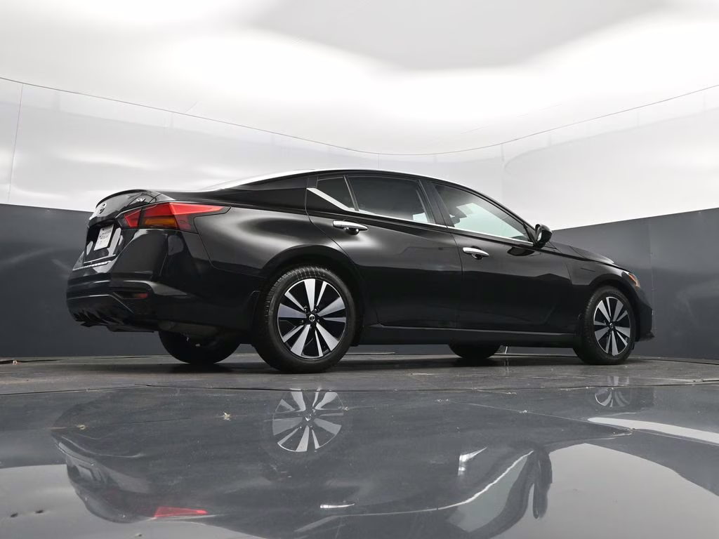 2022 Super Black Nissan Altima 2.5 SV FWD Sedan