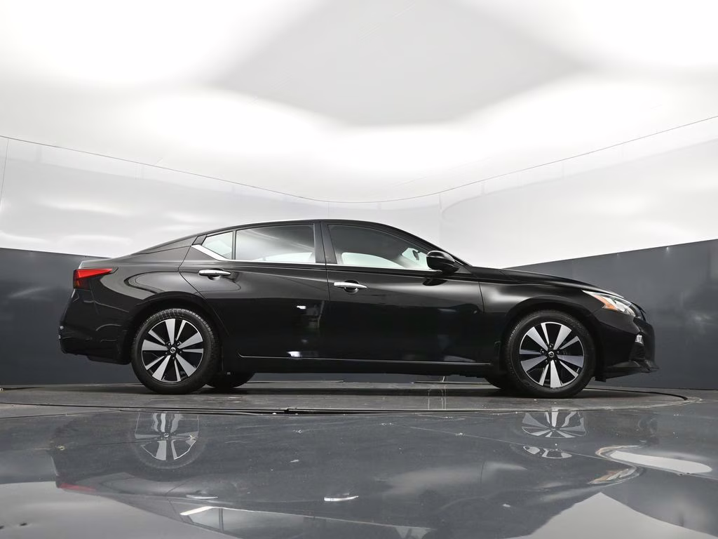 2022 Super Black Nissan Altima 2.5 SV FWD Sedan