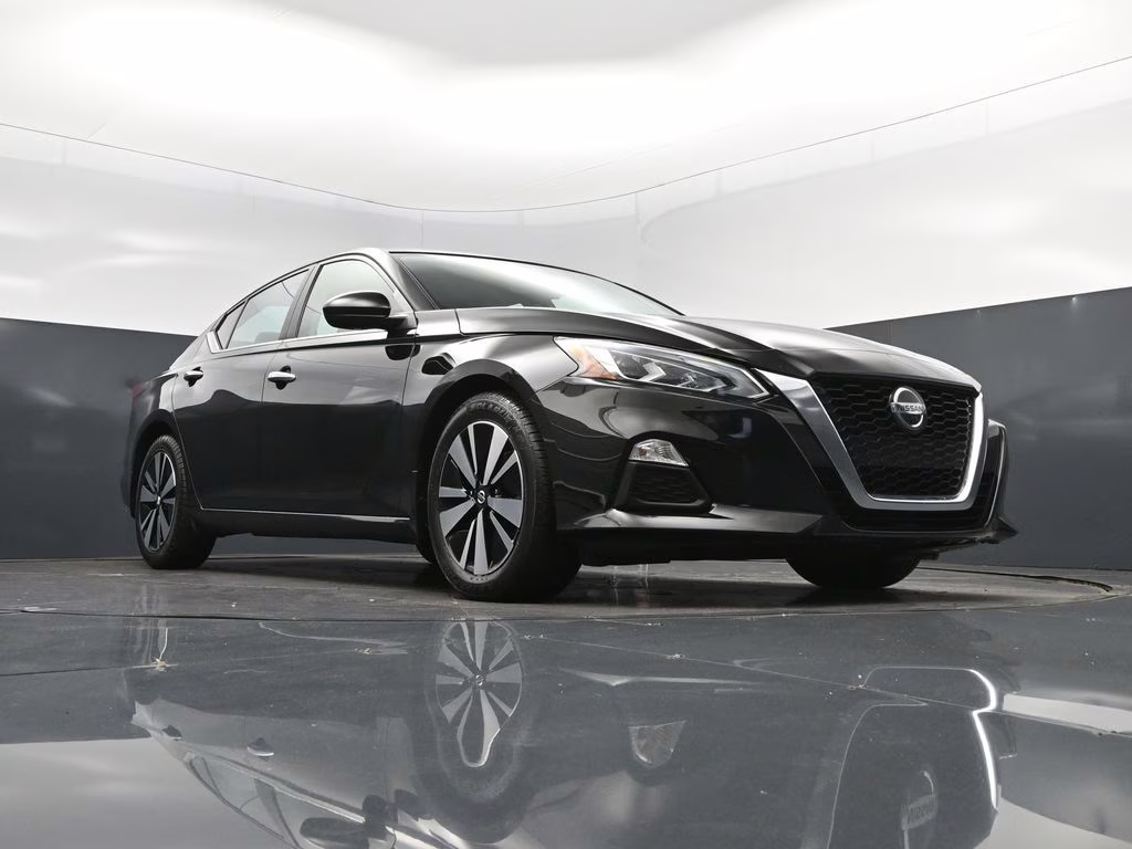 2022 Super Black Nissan Altima 2.5 SV FWD Sedan
