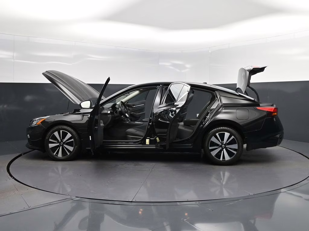 2022 Super Black Nissan Altima 2.5 SV FWD Sedan