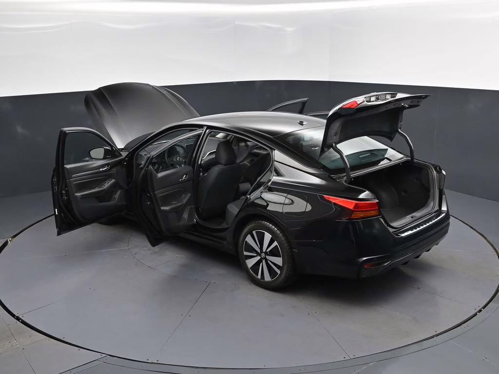2022 Super Black Nissan Altima 2.5 SV FWD Sedan