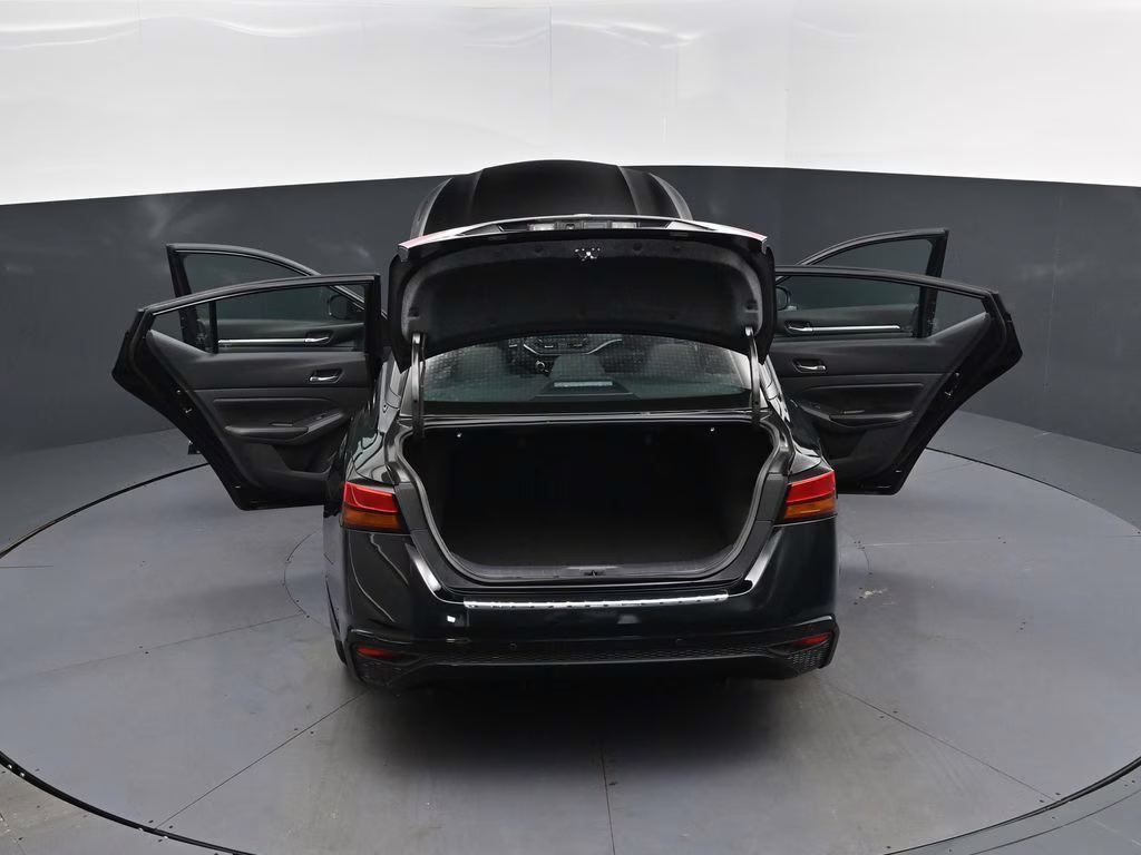 2022 Super Black Nissan Altima 2.5 SV FWD Sedan