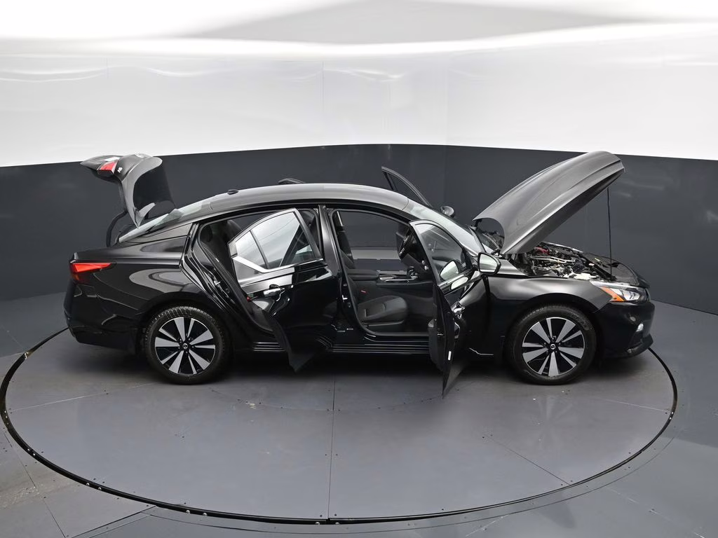2022 Super Black Nissan Altima 2.5 SV FWD Sedan