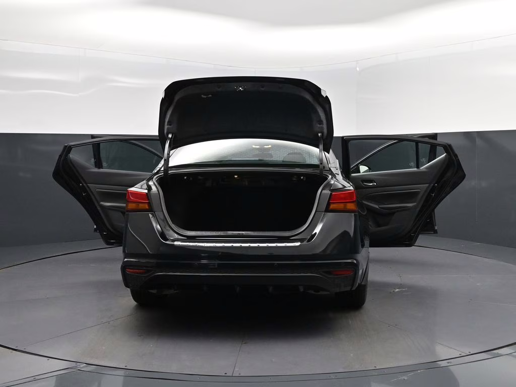 2022 Super Black Nissan Altima 2.5 SV FWD Sedan