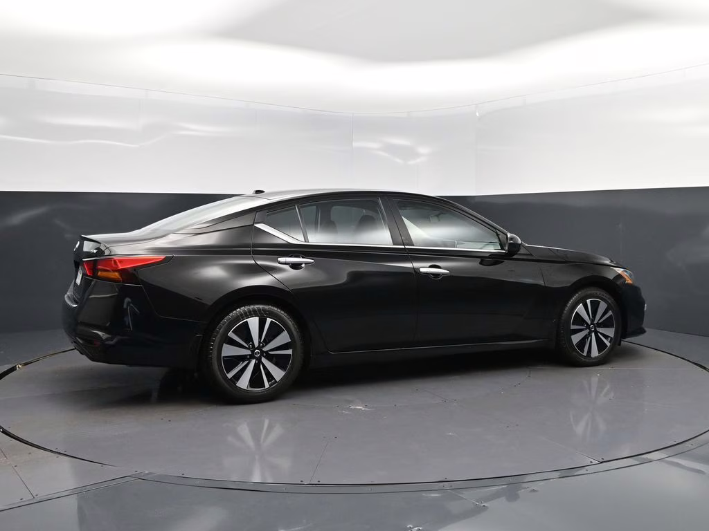 2022 Super Black Nissan Altima 2.5 SV FWD Sedan