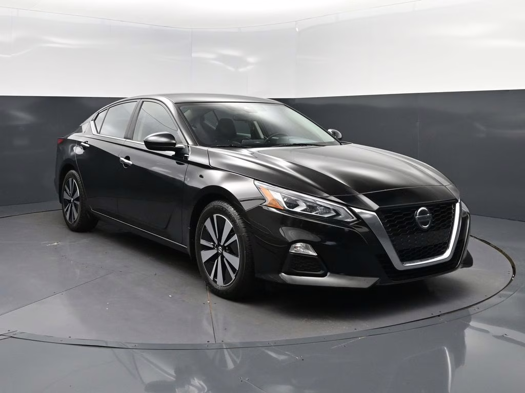 2022 Super Black Nissan Altima 2.5 SV FWD Sedan