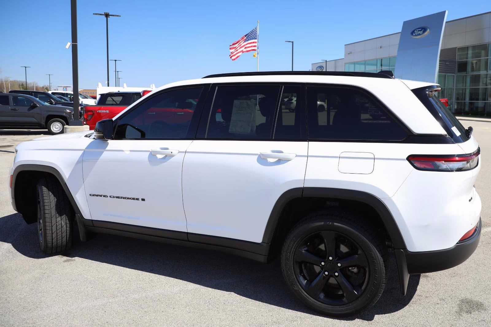 2022 Bright White Clearcoat Jeep Grand Cherokee Altitude 4X4 SUV