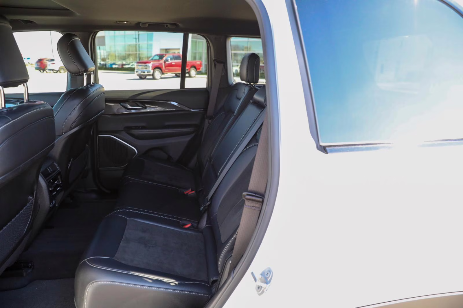 2022 Bright White Clearcoat Jeep Grand Cherokee Altitude 4X4 SUV