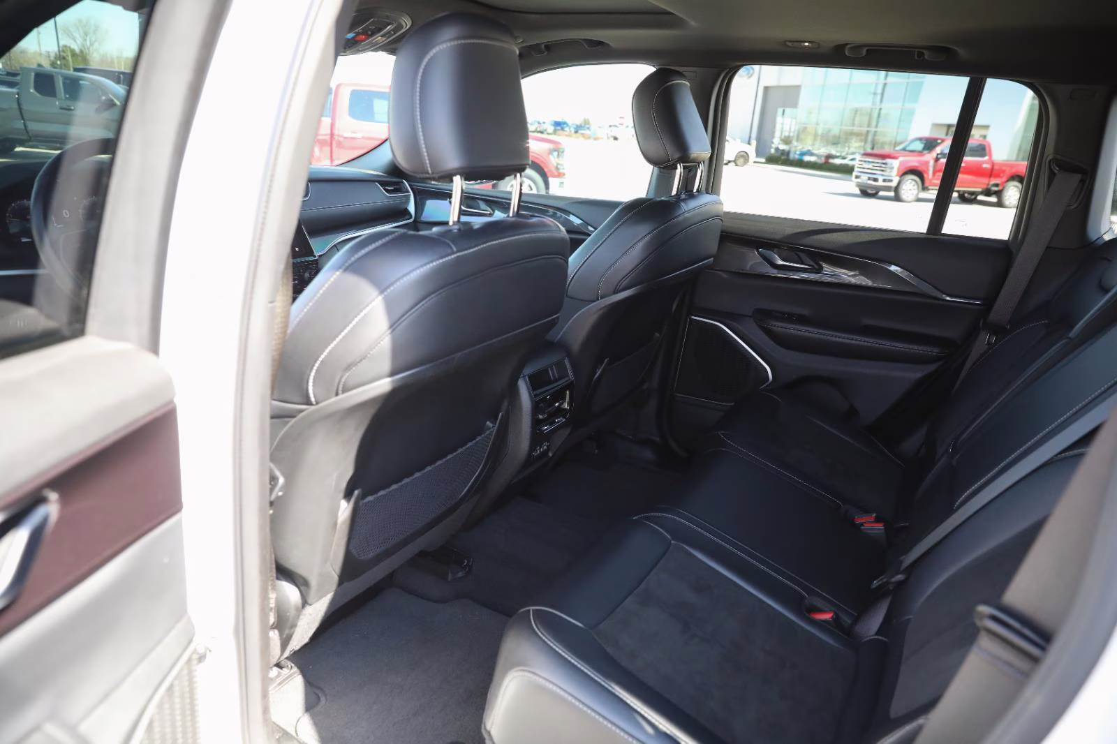2022 Bright White Clearcoat Jeep Grand Cherokee Altitude 4X4 SUV