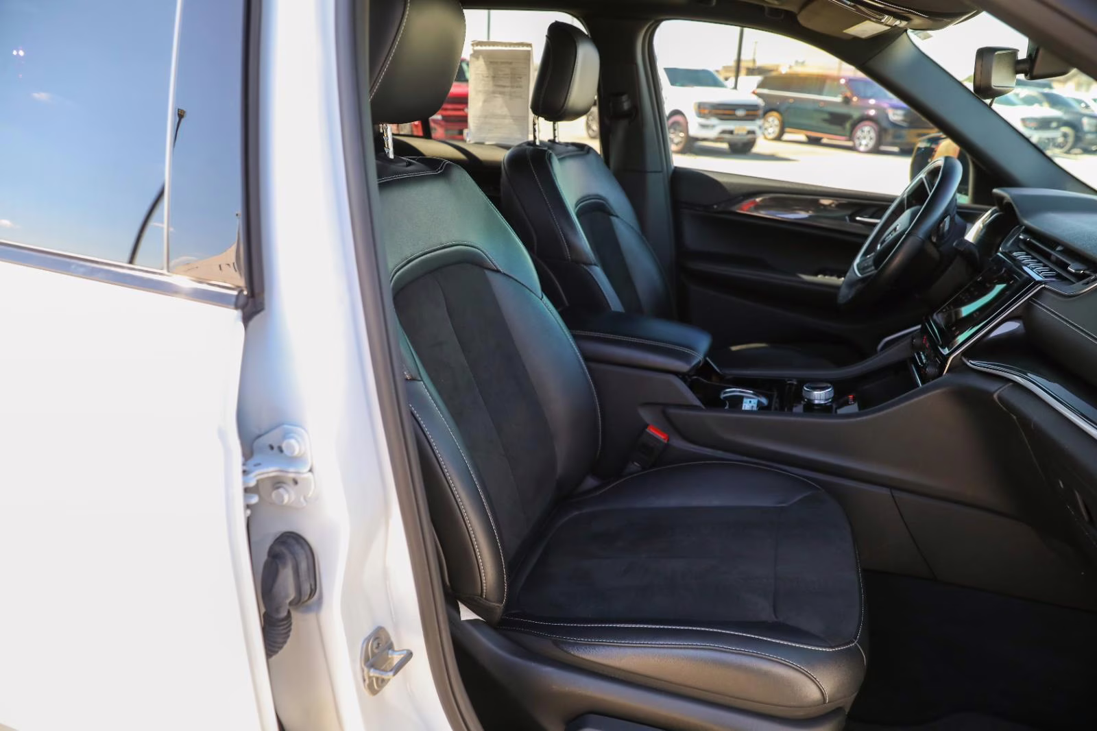 2022 Bright White Clearcoat Jeep Grand Cherokee Altitude 4X4 SUV